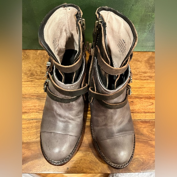NEVER WORN Freebird Crue - Grey Multi - Size 7, **new without box**.